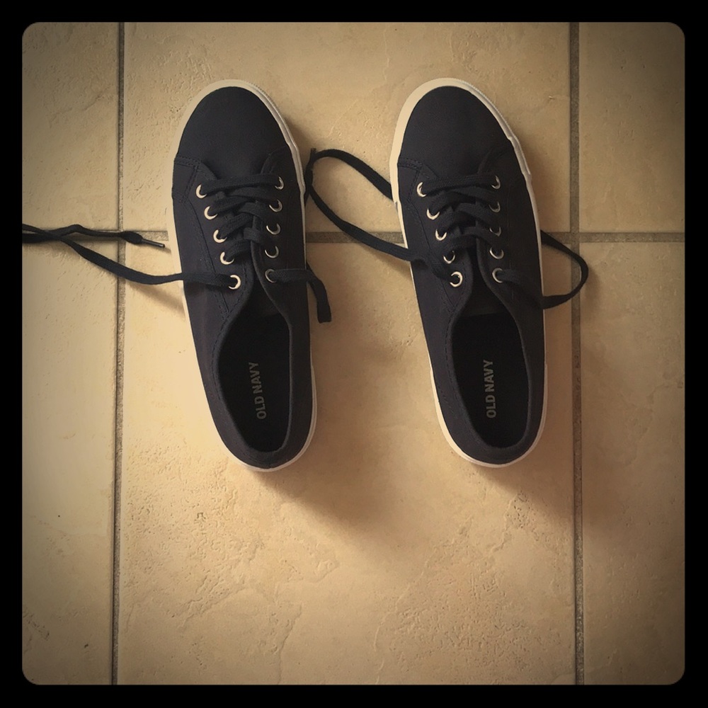 Old navy shoes -size 6 (NWOT)